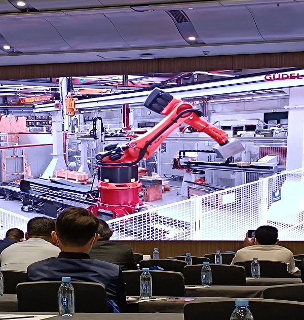 參觀深圳國際工業(yè)制造技術(shù)及設(shè)備展覽會(huì)